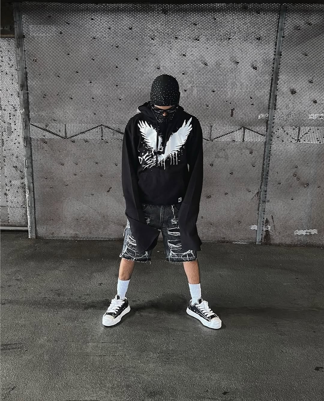 HOODIES & SWEATSHIRTS